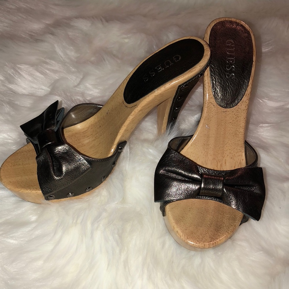 Guess heel with bow on top ..